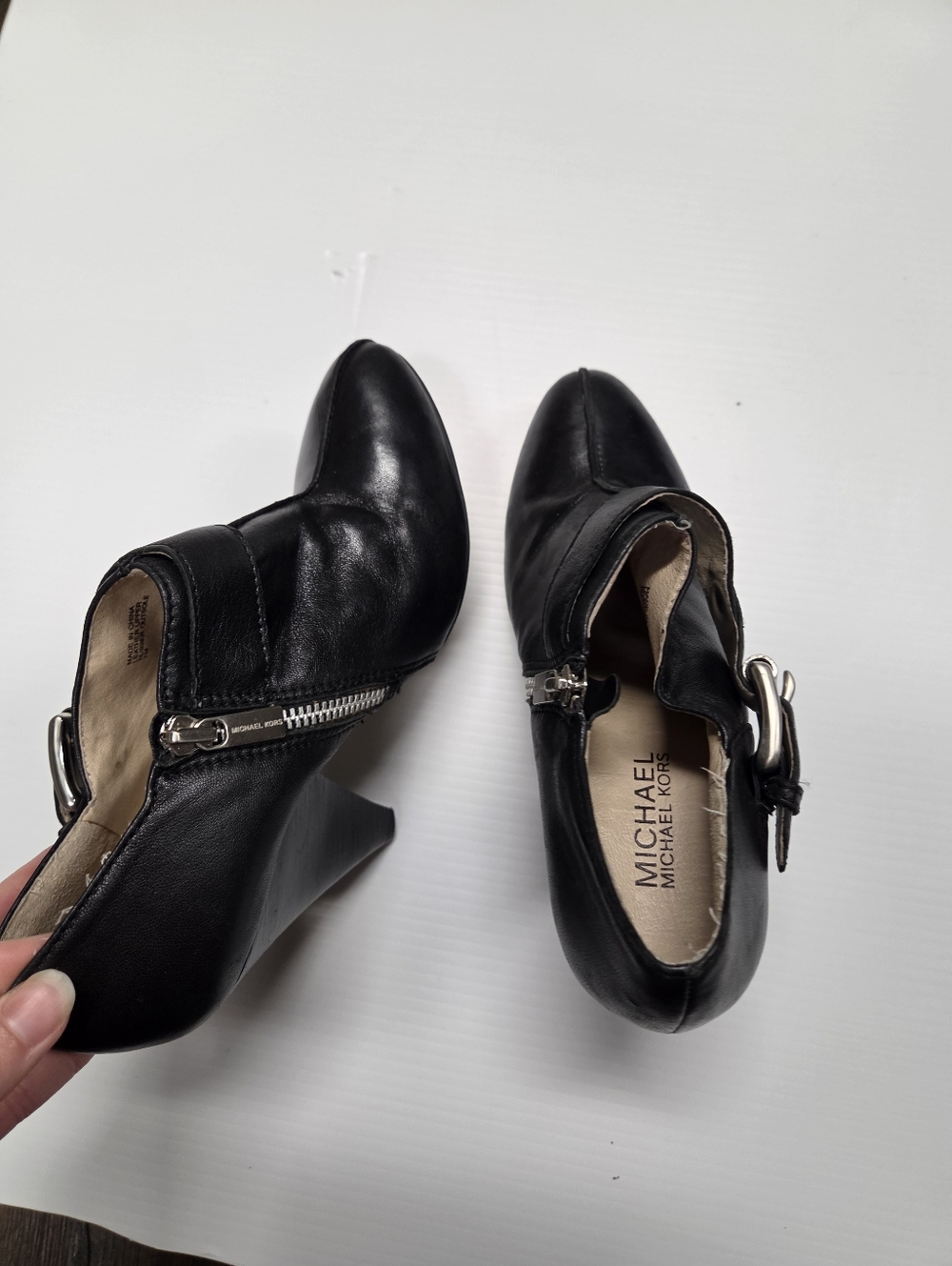 MICHAEL KORS WOMEN'S BLACK LEATHER SIDE ZIP HEELED ANKLE BOOTIES SIZE 7 - Picture 7 of 7